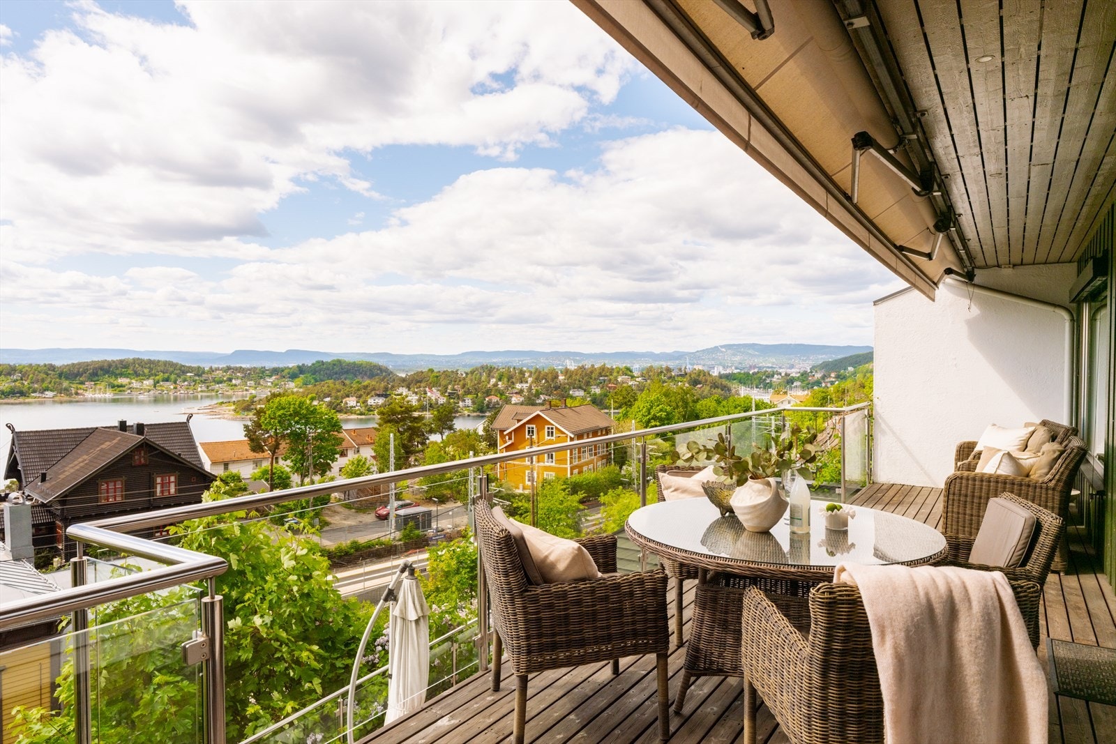 Fra stuen i 1 etg. er det utgang til en veranda på ca. 24 kvm som strekker seg langs hele fasadebredden. Her kan man nyte svært gode solforhold, flott utsikt og rolige omgivelser. Galleribilde