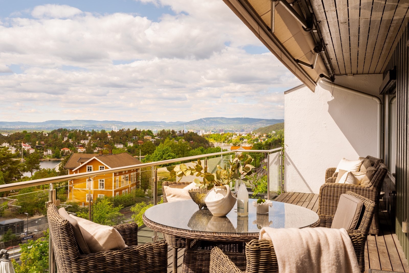 Utsikten strekker seg helt inn mot Oslo sentrum i nord, og byr på flotte solnedganger. Galleribilde