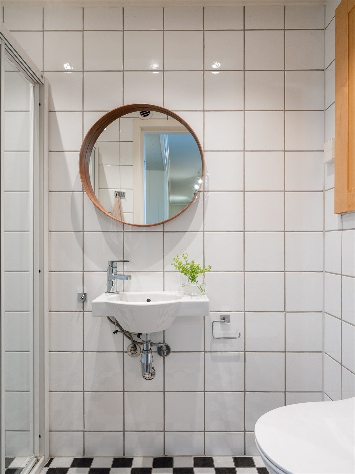 Det andre badet i underetasjen har også flislagte overflater og vegghengt toalett. Galleribilde