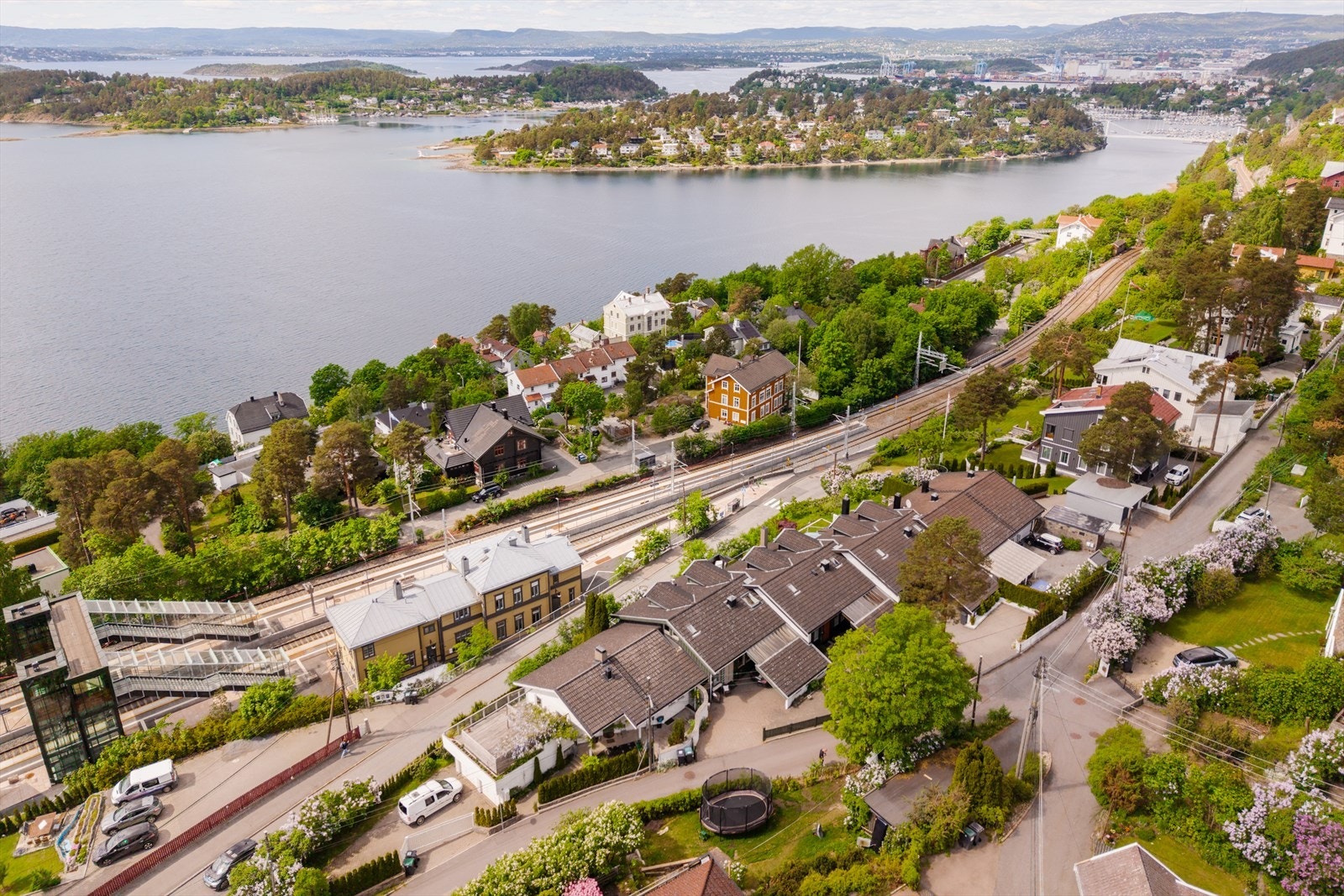 Fra boligen er det kun få minutters gange til Nordstrand stasjon, med hyppige avganger til Oslo sentrum. På varme sommerdager er det kort vei til badeplasser som Sæterstranda/Vølund bad og Nordstrand bad. Galleribilde