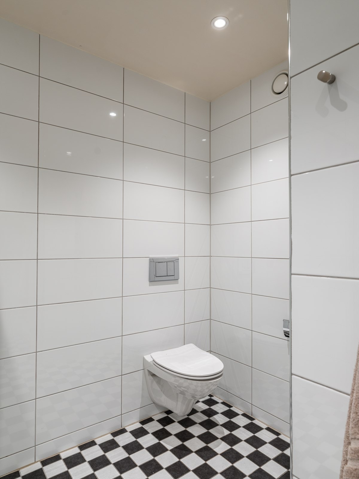 Badet er utstyrt med vegghengt toalett med innebygget sisterne. Galleribilde