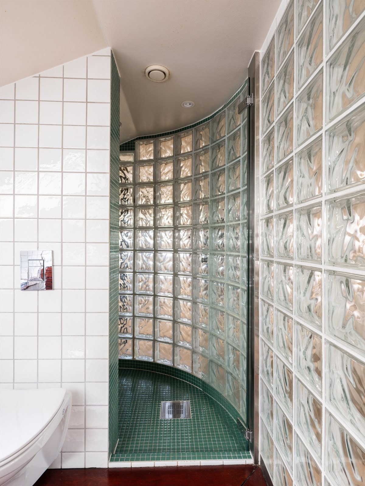 Dusjnisjen er elegant utformet med en buet vegg av glassbyggerstein. Galleribilde