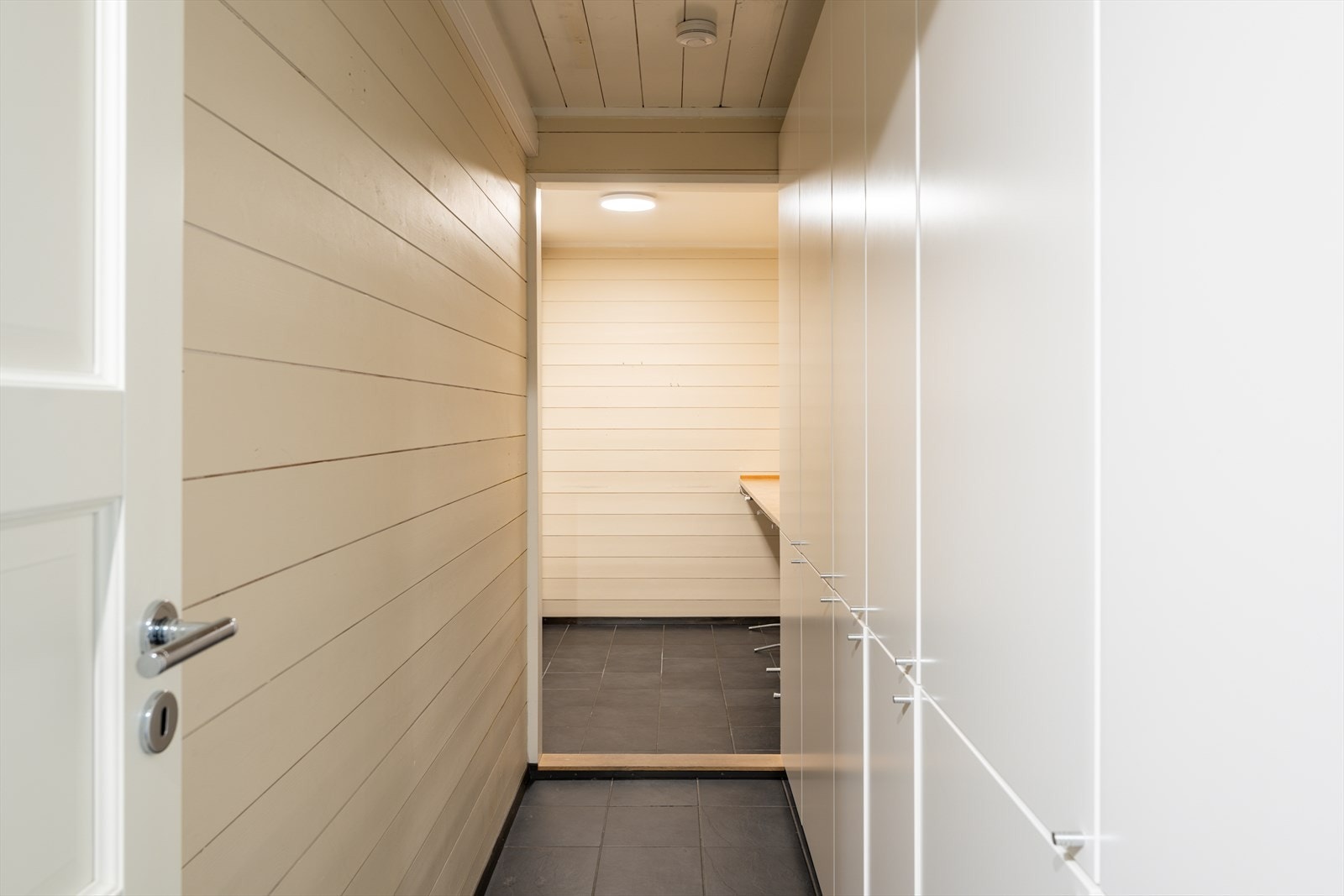 Gangen i underetasjen er utstyrt med en romslig skyvedørsgarderobe. Galleribilde