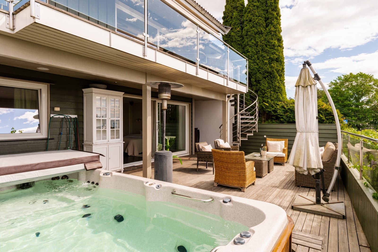 Her er det god plass til sittegrupper, grill og beplantning. Integrert jacuzzi med dokumentert servicehistorikk gir uteområdet en ekstra dimensjon. Galleribilde