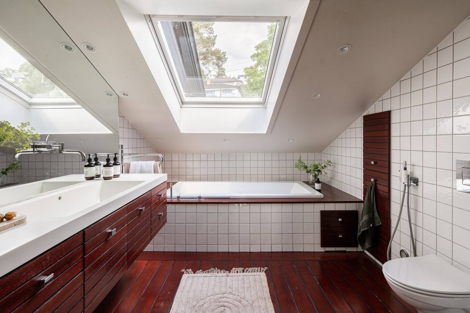 Det store badet fremstår som delikat og innholdsrikt med særpreget design. Badekar, separat dusjsone og innredning med god oppbevaringsplass gir en komfortabel og spa-inspirert følelse. Galleribilde