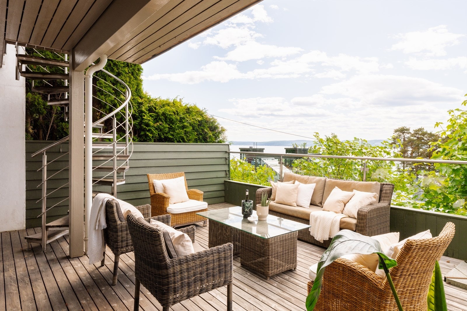 Terrasse ligger skjermet og er på ca. 60 kvm. Terrassen er delvis overbygget og byr på svært gode solforhold. Galleribilde