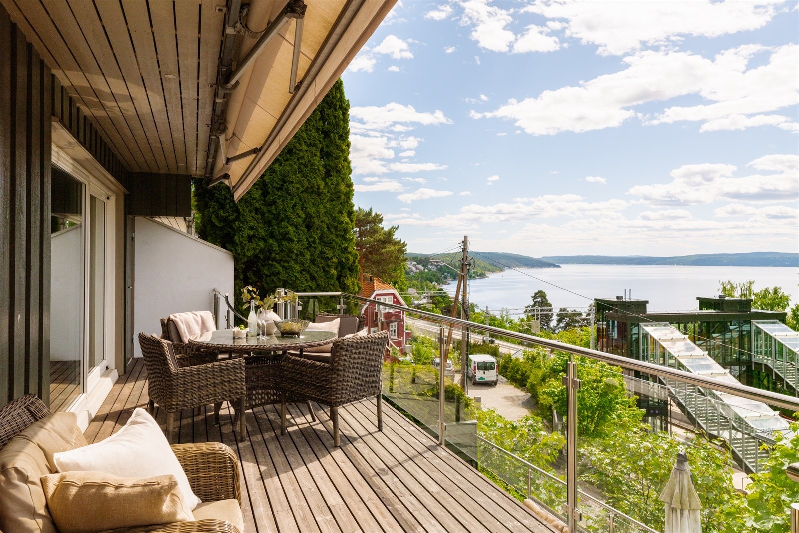 En utvendig vindeltrapp i metall forbinder verandaen i første etasje med terrassen under. Galleribilde