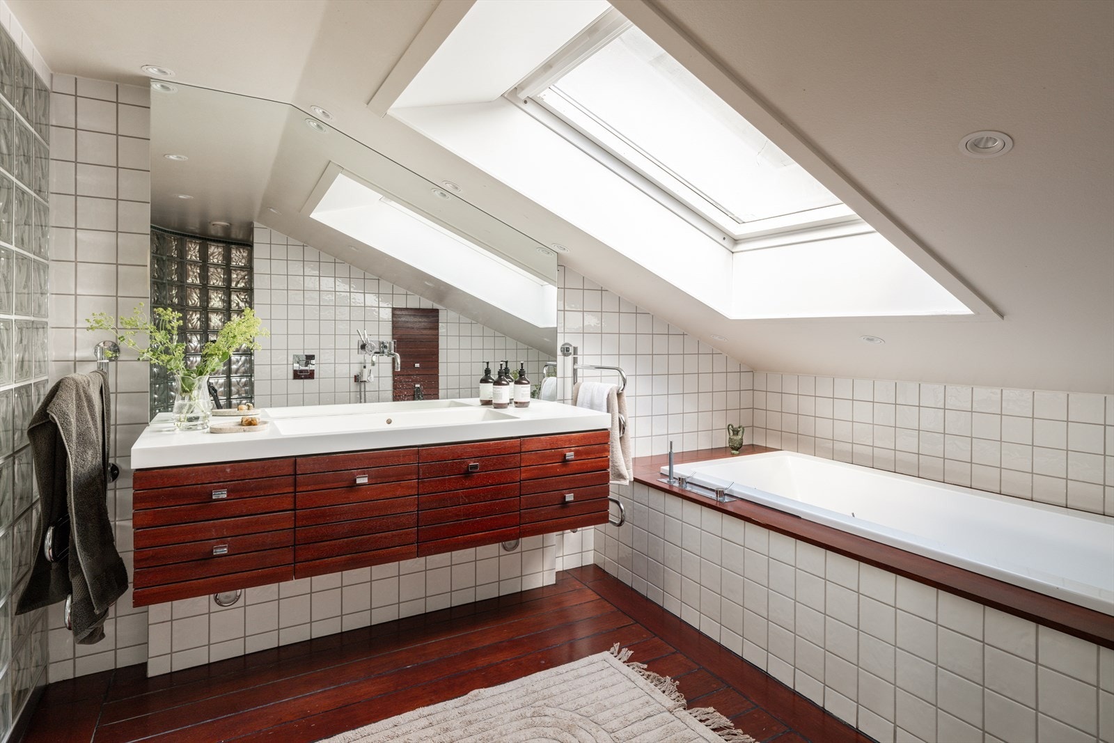 Overlysvindu gir godt med dagslys inn på badet. Galleribilde