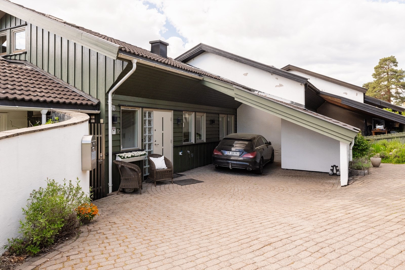 Eiendommen har en romslig carport med plass til to biler, samt en tilhørende utebod. Det er gode parkeringsmuligheter på gårdsplassen. Galleribilde