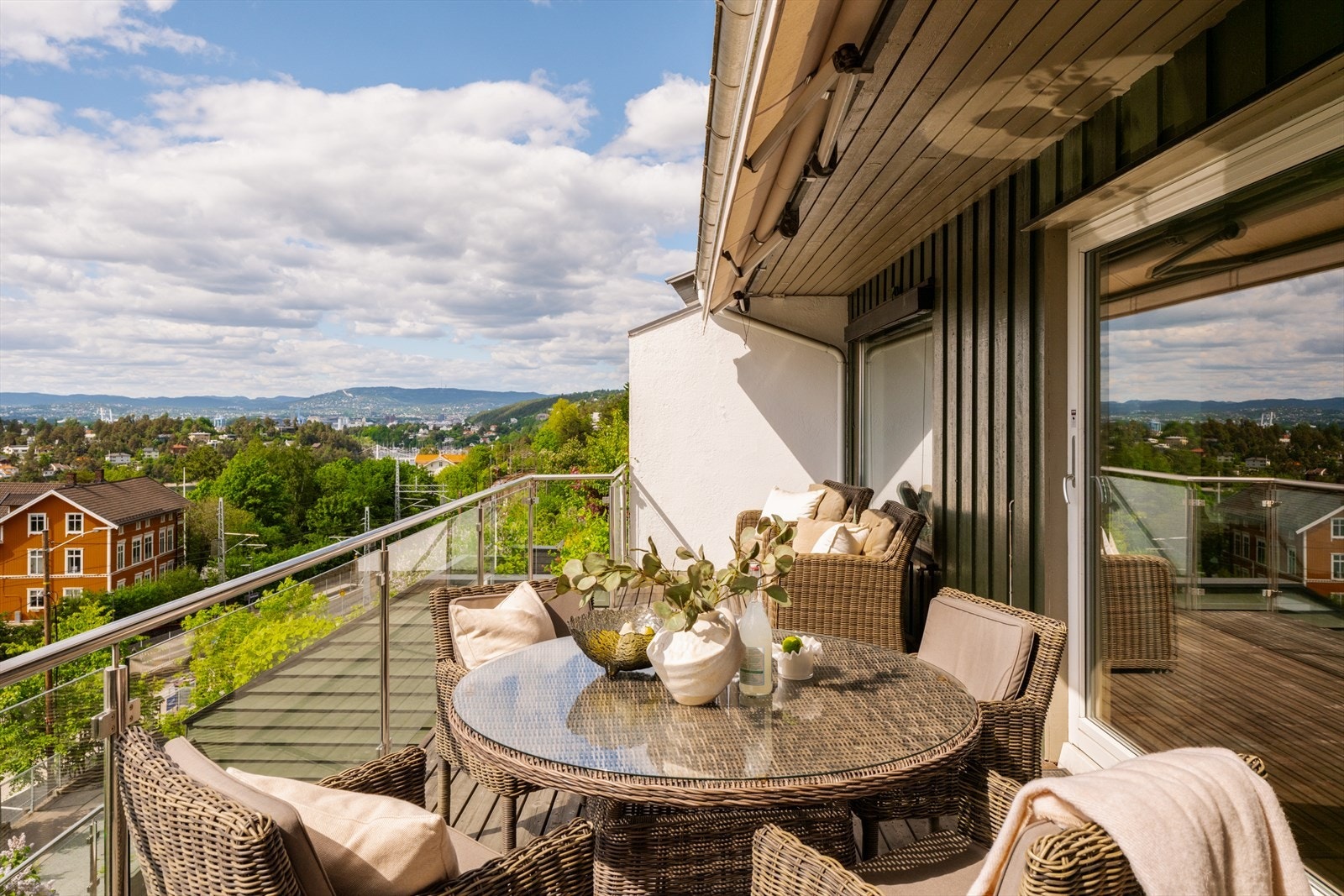 Verandaen har rekkverk i metall med glassfelt som sikrer en uforstyrret utsikt. Galleribilde