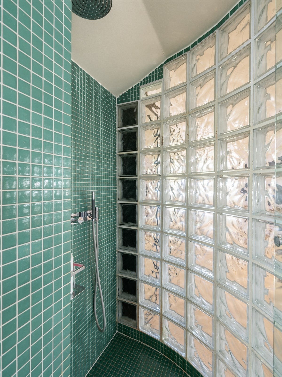 Detalj fra dusjsonen med flislagte overflater. Galleribilde