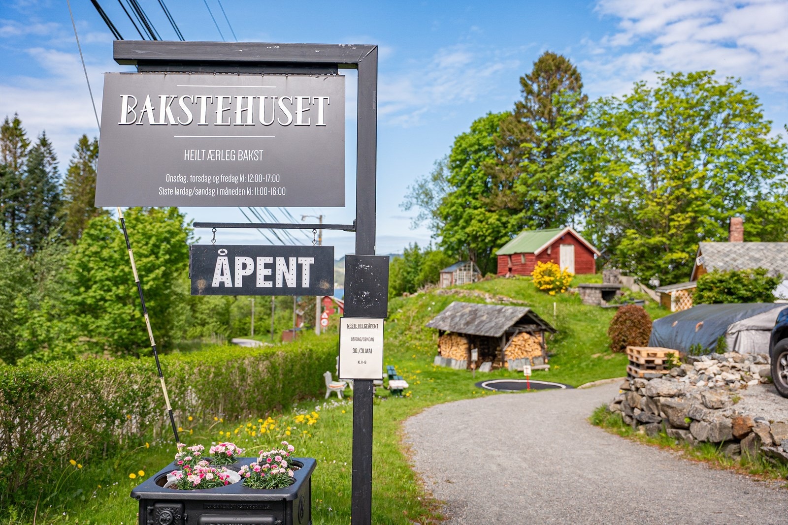 - 1 minutts kjøring / kort gange til Bakstehuset på Ask - et landskjent bakeri hvor du kan nyte rykende ferskt bakverk rett fra den vedfyrte bakerovnen - Galleribilde