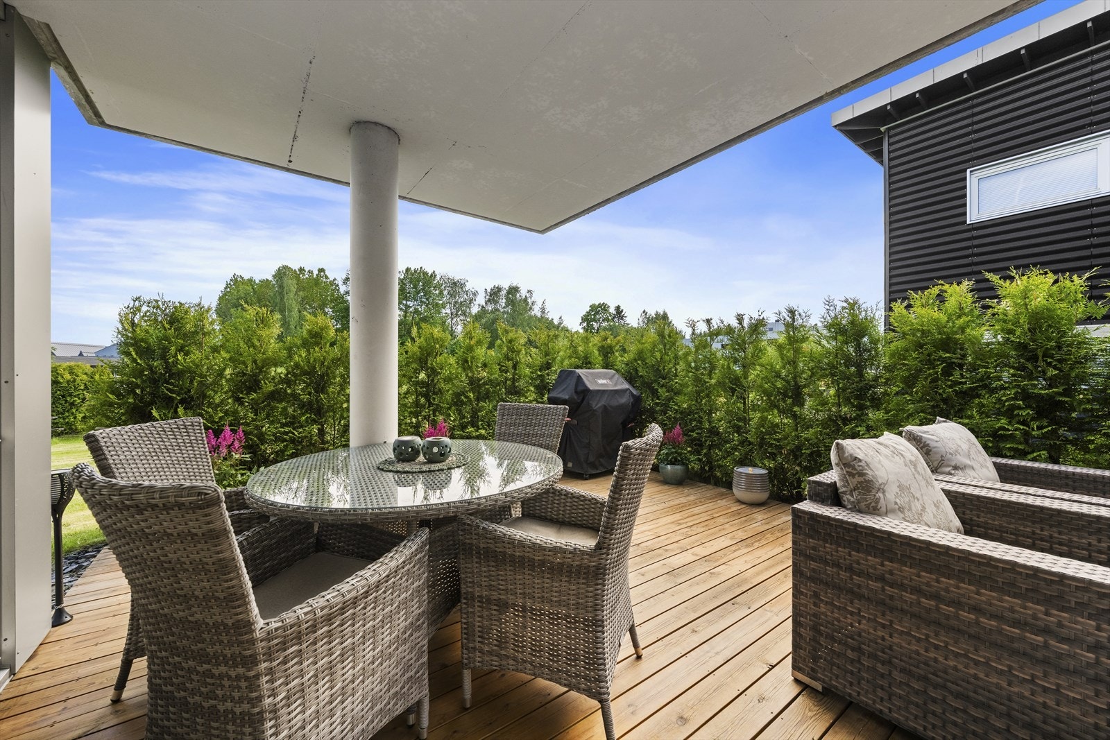 Romslig terrasse Galleribilde