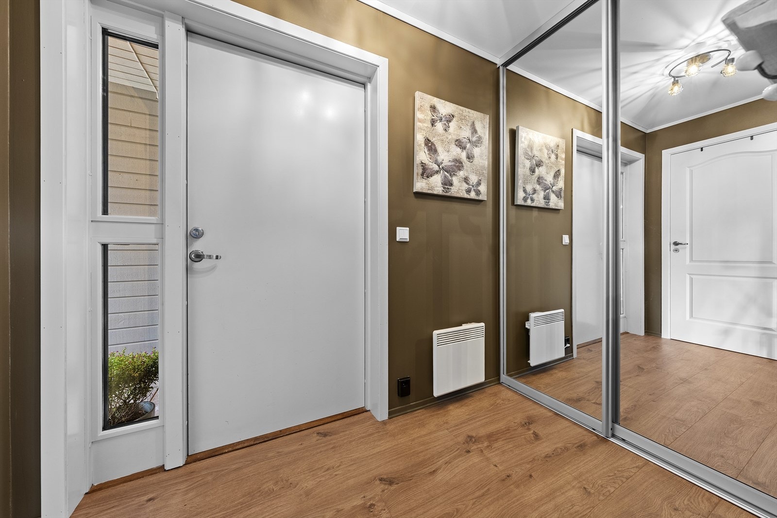 Fra overbygget inngangsparti kommer du inn i gangen, velkommen inn! Praktisk skyvedørsgarderobe med speilfronter Galleribilde