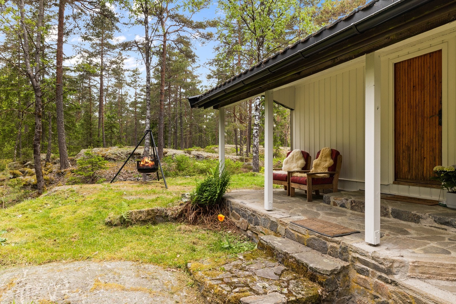 Overbygget inngangsparti med en skiferlagt terrasse på 19 m². Galleribilde
