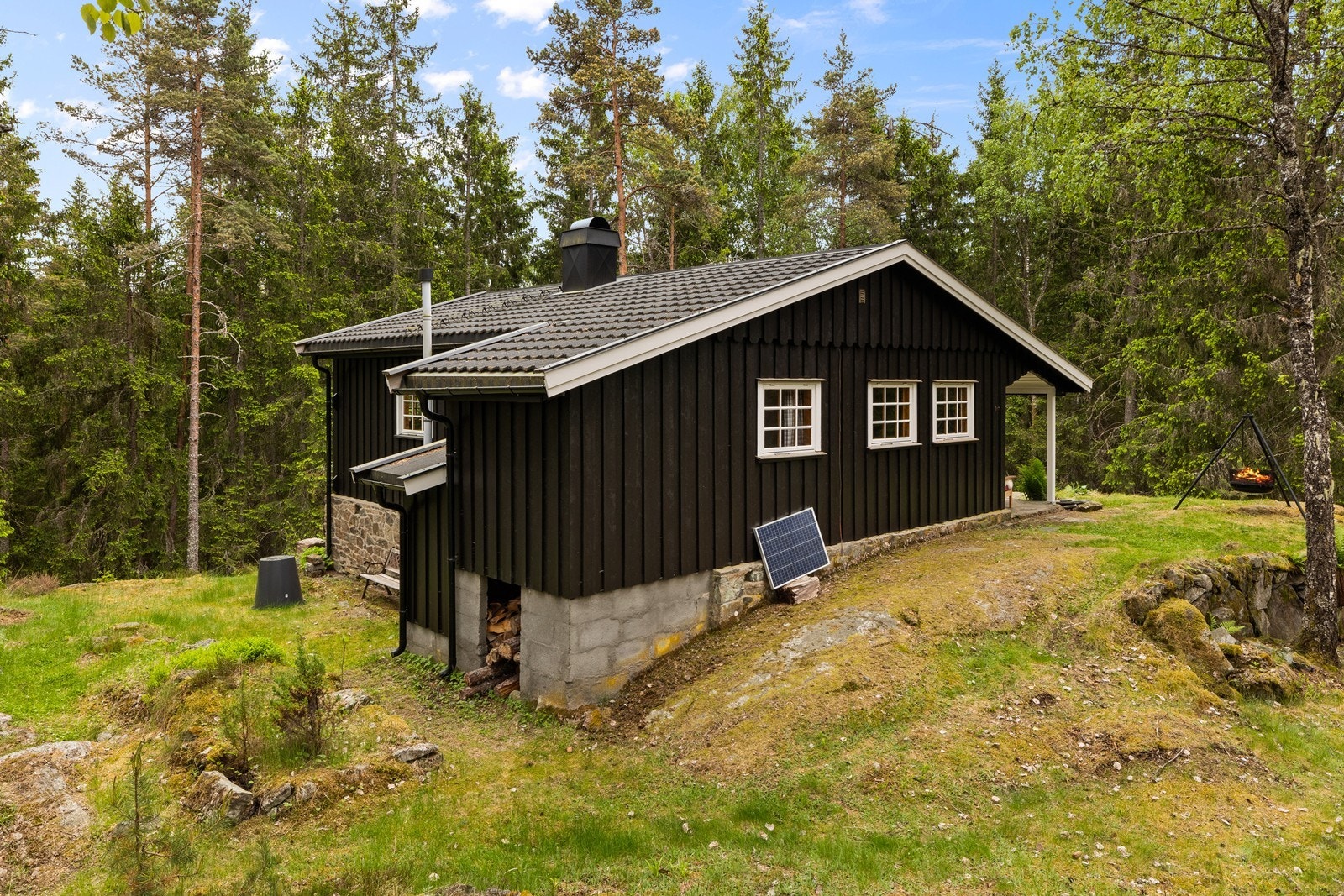 Hytta har en ekstern bod med utvendig adkomst for ekstra lagring. Galleribilde
