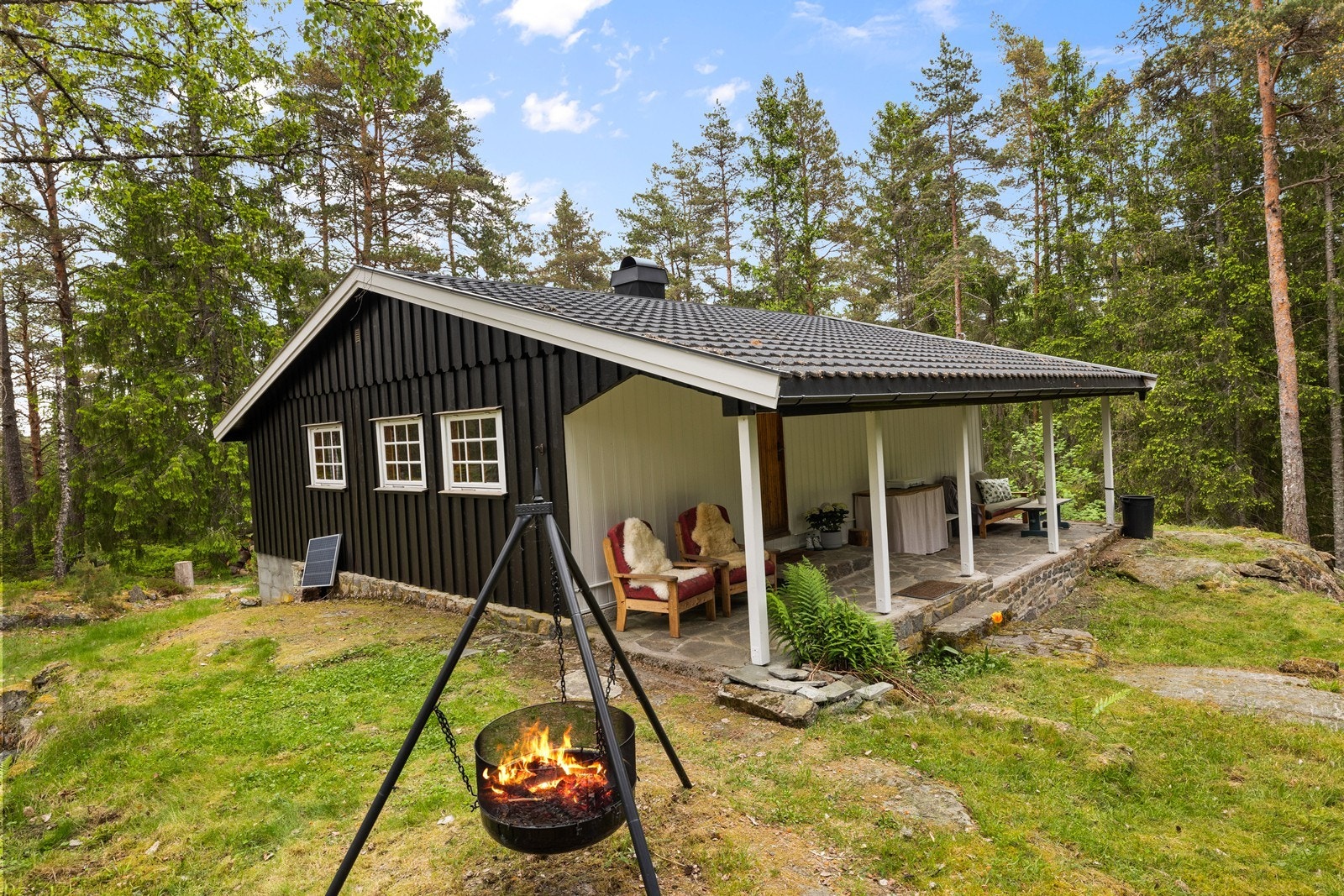 Fritidsbolig med helomlagt tak fra 2021 og nylig beiset fasade (2025). Galleribilde