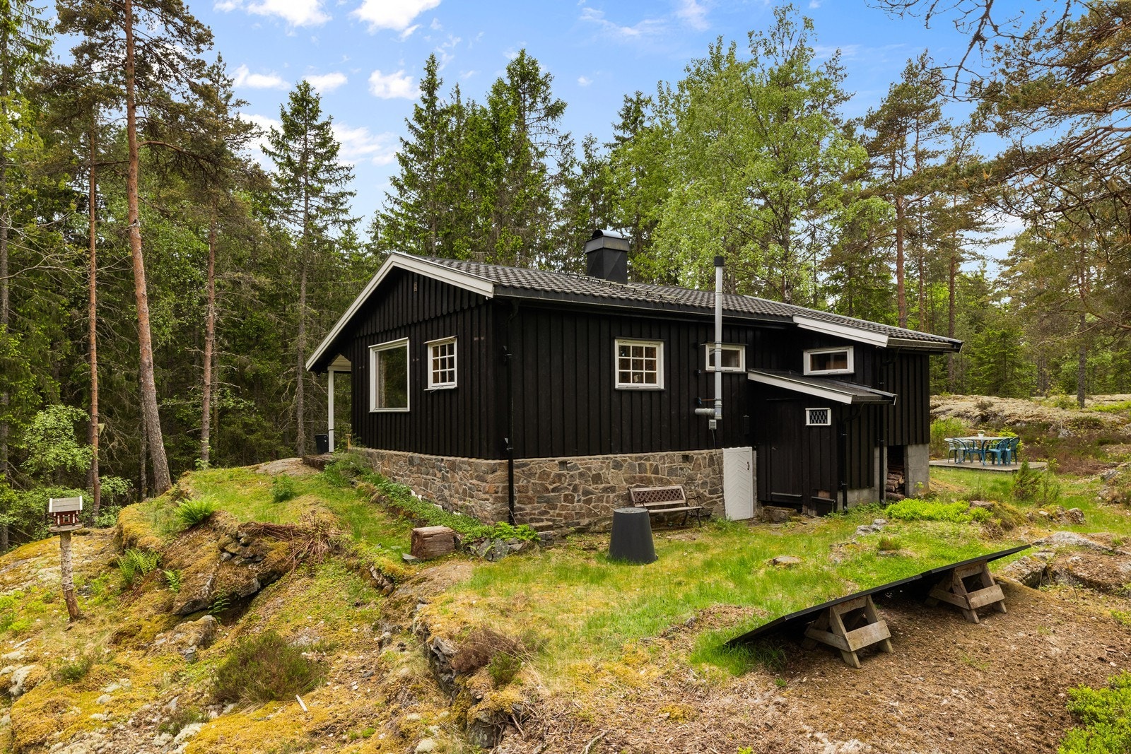 Eiendommen ligger på en kupert naturtomt som i hovedsak består av synlig fjell. Galleribilde