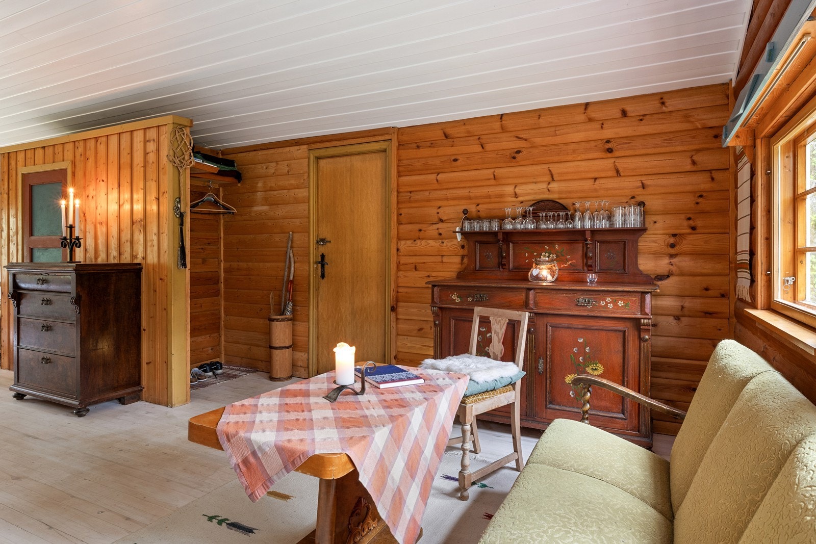 Praktisk, åpen garderobeløsning ved inngangspartiet i stuen. Galleribilde