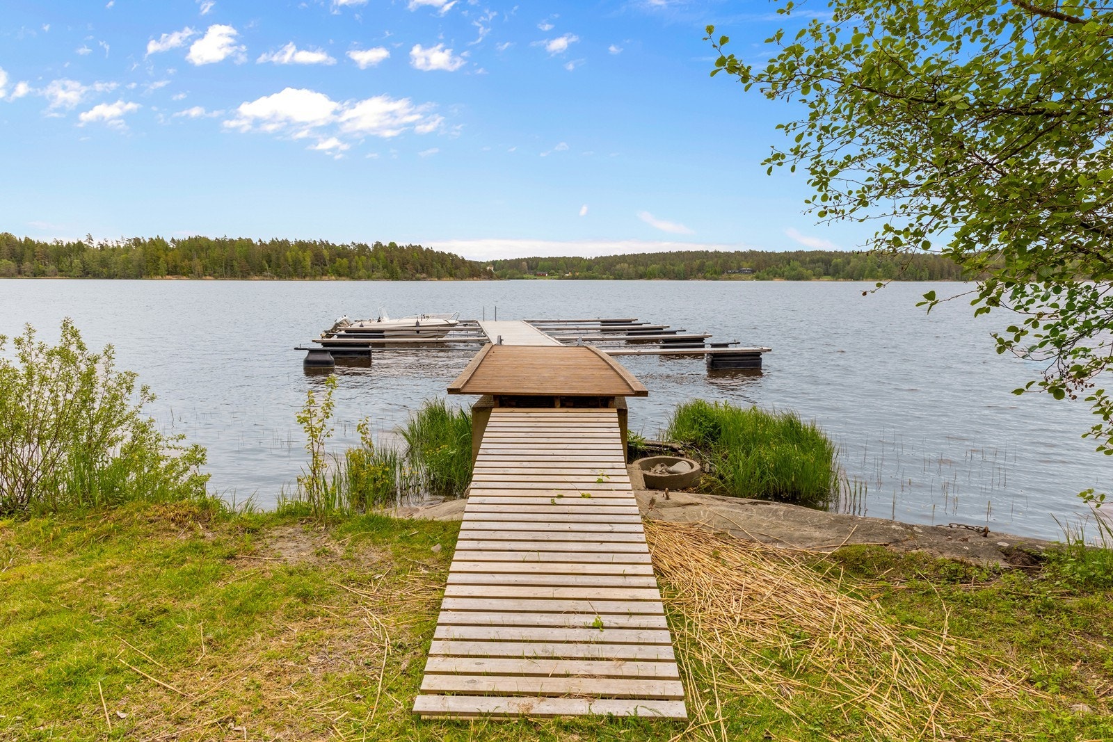 Eiendommen ligger i naturskjønne omgivelser ved Vansjø. Man disponerer også båtplass via Sameiet Skirød Fellesbrygge med idell andel 1/13. Båtplassene rulleres her fra sesong til sesong. Galleribilde