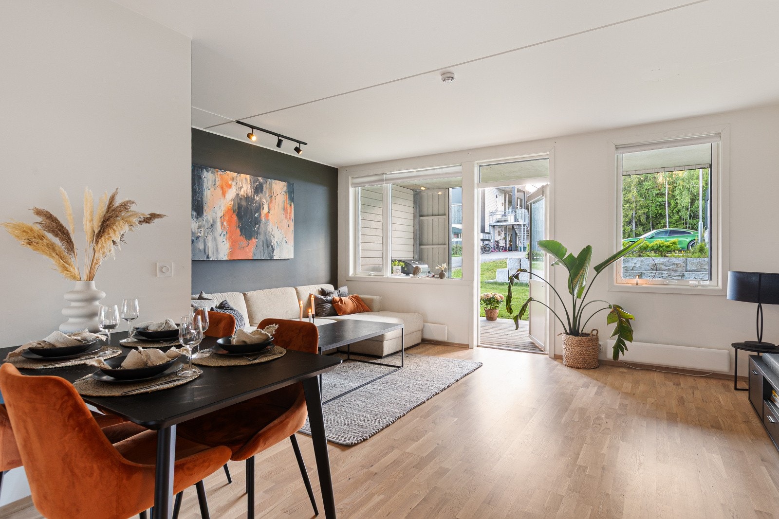Planløsningen legger til rette for en naturlig og godt avgrenset stuedel med plass til sofagruppe. Galleribilde