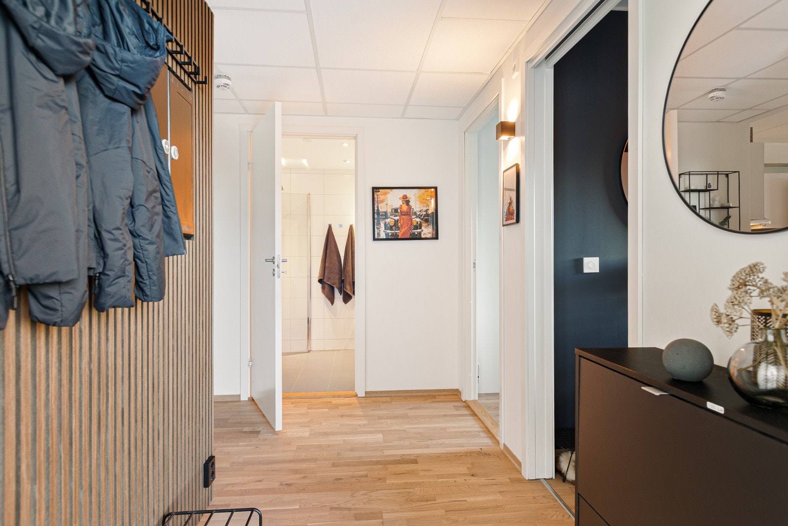 I den andre enden av leiligheten finner du soverommene og badet. Galleribilde