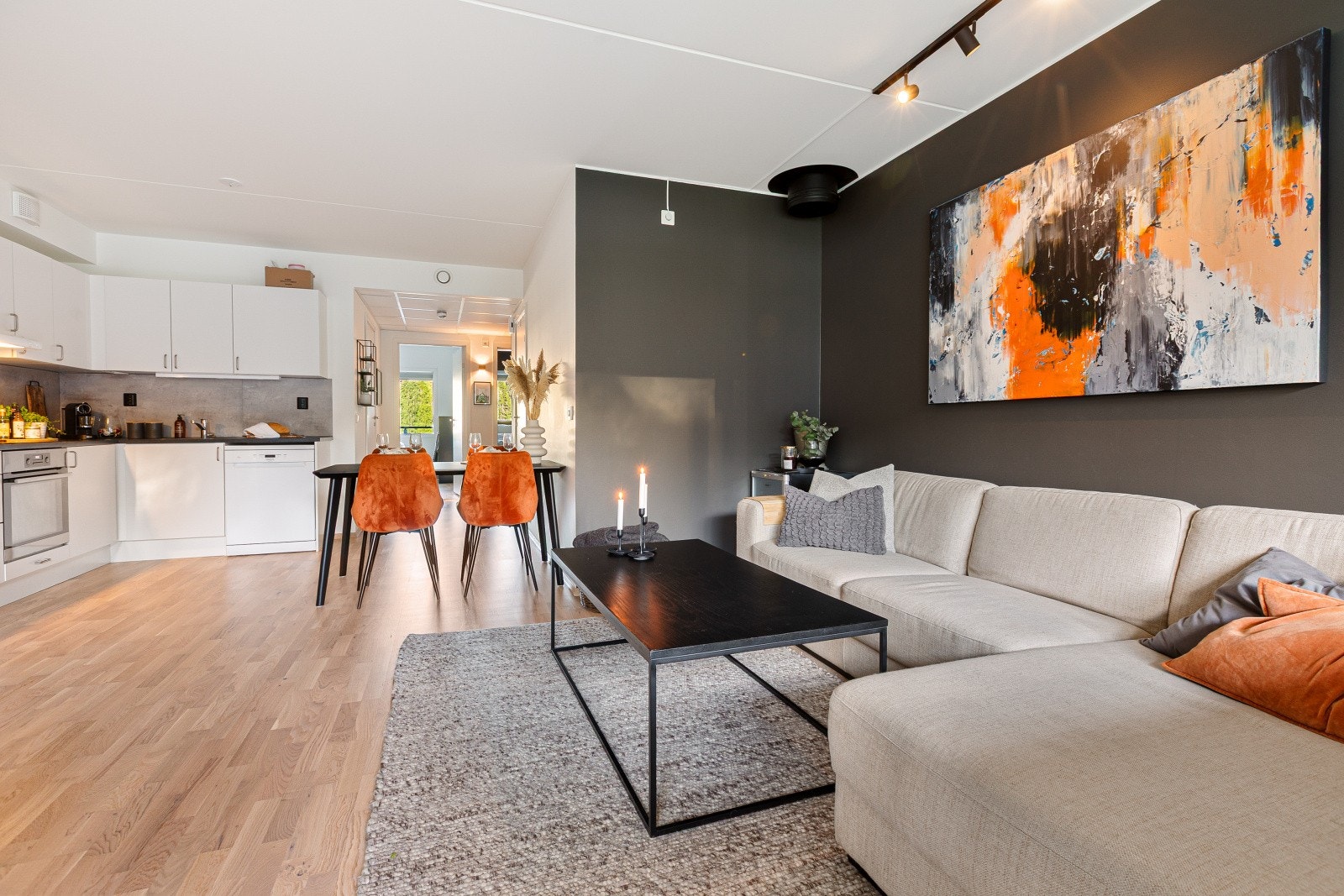 Lengre inn møtes vi av en lys og åpen kjøkken/stue-løsning. Galleribilde