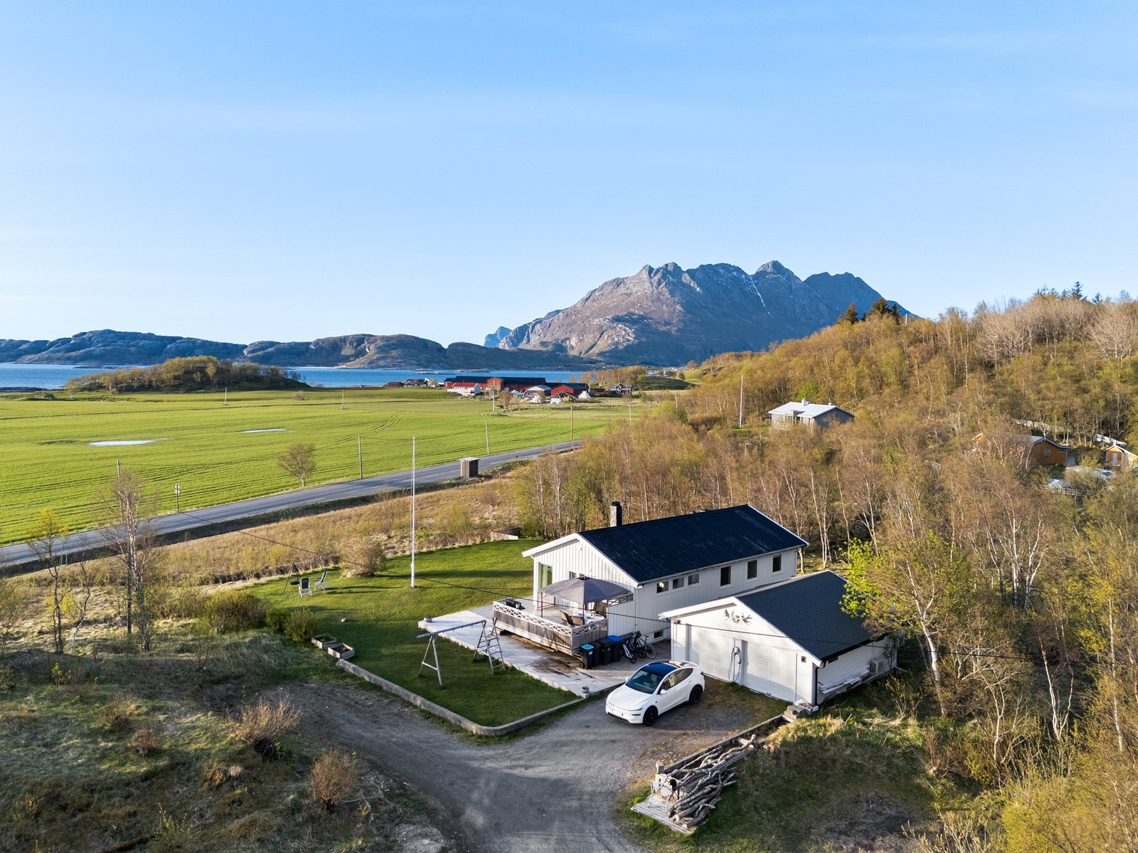 EiendomsMegler 1 Bodø - Stormen Kløkstad - Enebolig med stor tomt på 1537 kvm - Utsikt mot sjø og fjell -
