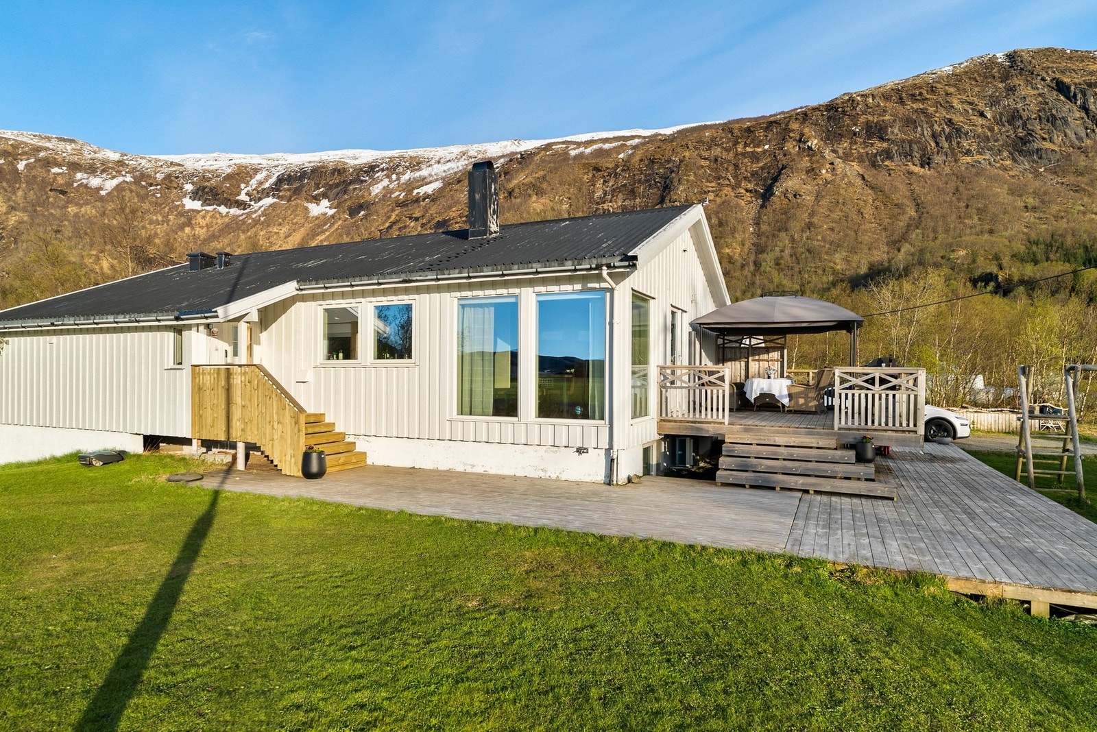 Enebolig fra 1982 med stor, opparbeidet tomt, romslig balkong og terrasse, samt en isolert dobbelgarasje fra 2009. Galleribilde
