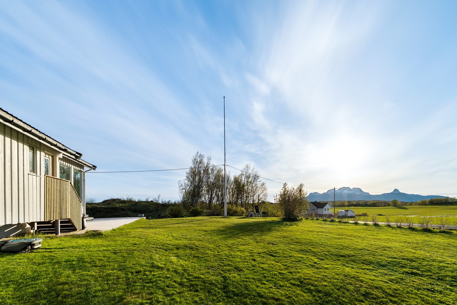 Romslig hage med god plass for lek og aktiviteter. Galleribilde