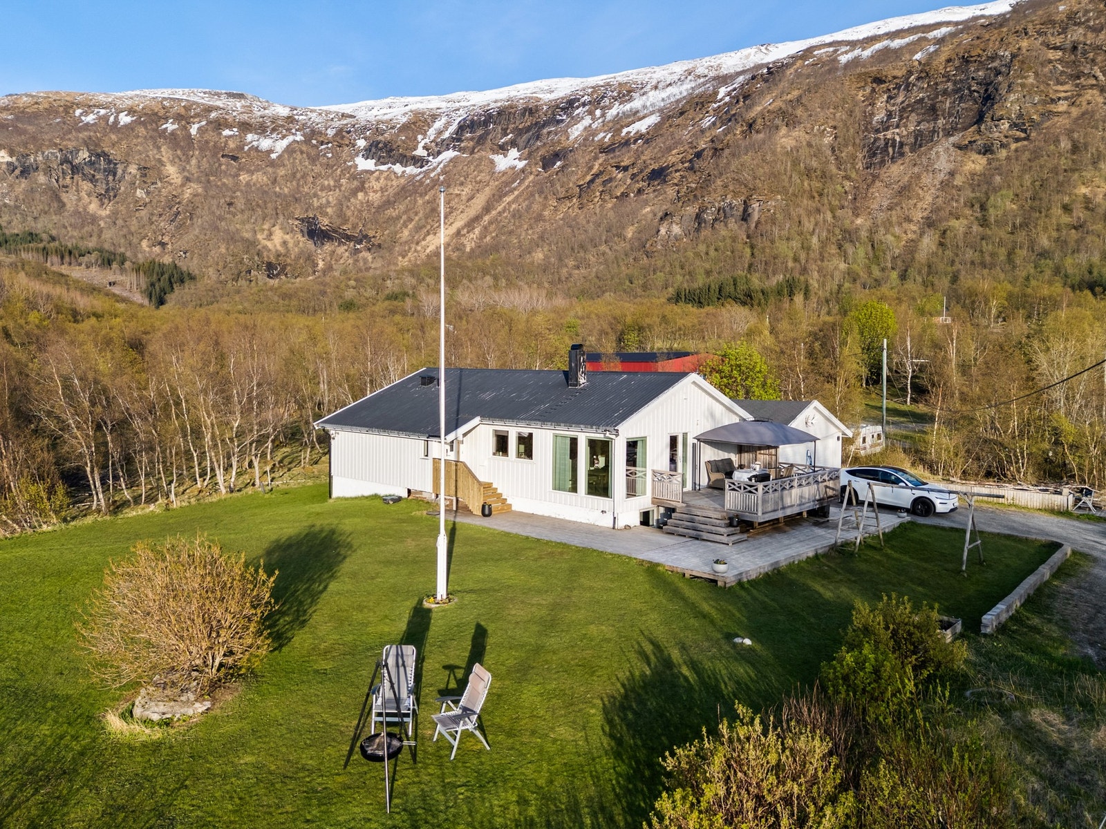 Eneboligen ligger fritt og fint til med gode lys- og solforhold Galleribilde