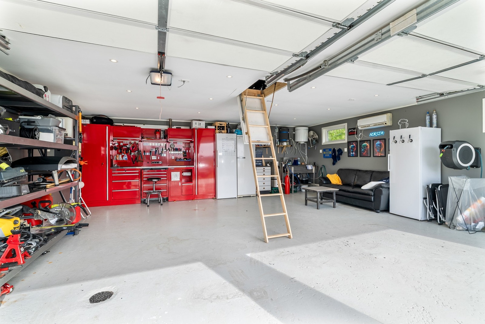 Isolert dobbelgarasje på 46 m², bygget i 2009 - Hems med god lagringsplass Galleribilde