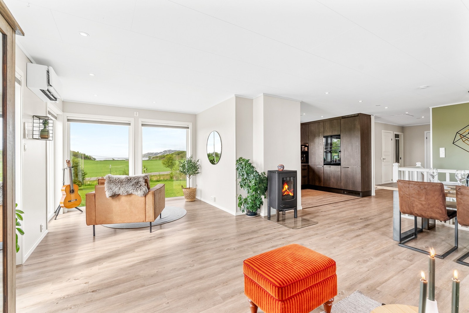Utsikt over det omkringliggende landskapet fra stuen. Galleribilde