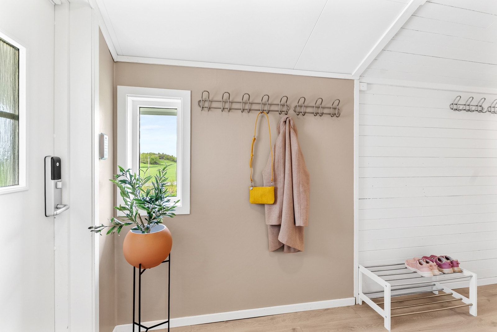 Velkommen inn i en lys og praktisk entré Galleribilde