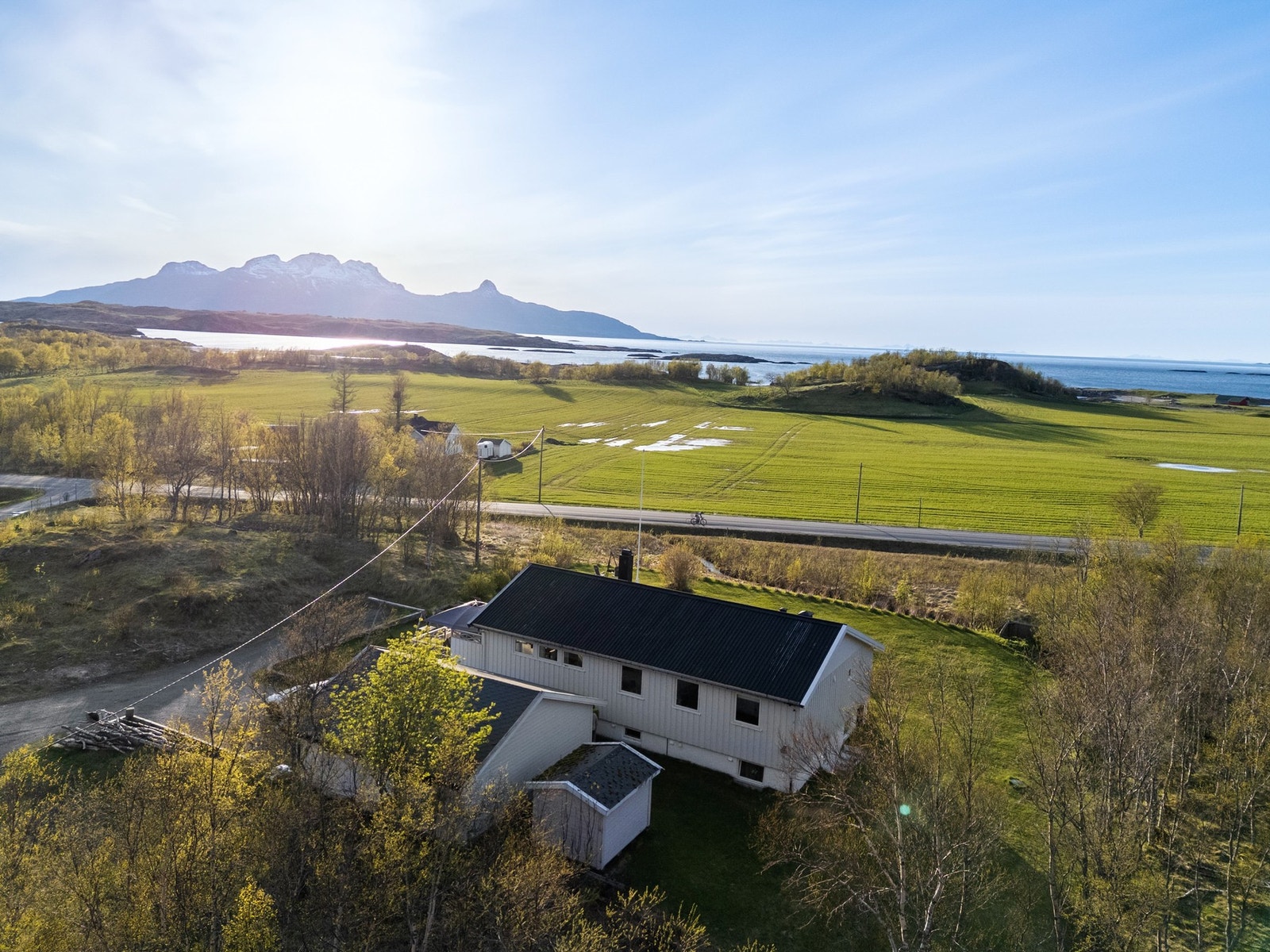 Eiendommen ligger i et rolig nabolag med umiddelbar nærhet til skog og mark, og åpent utsyn over landskapet. Galleribilde
