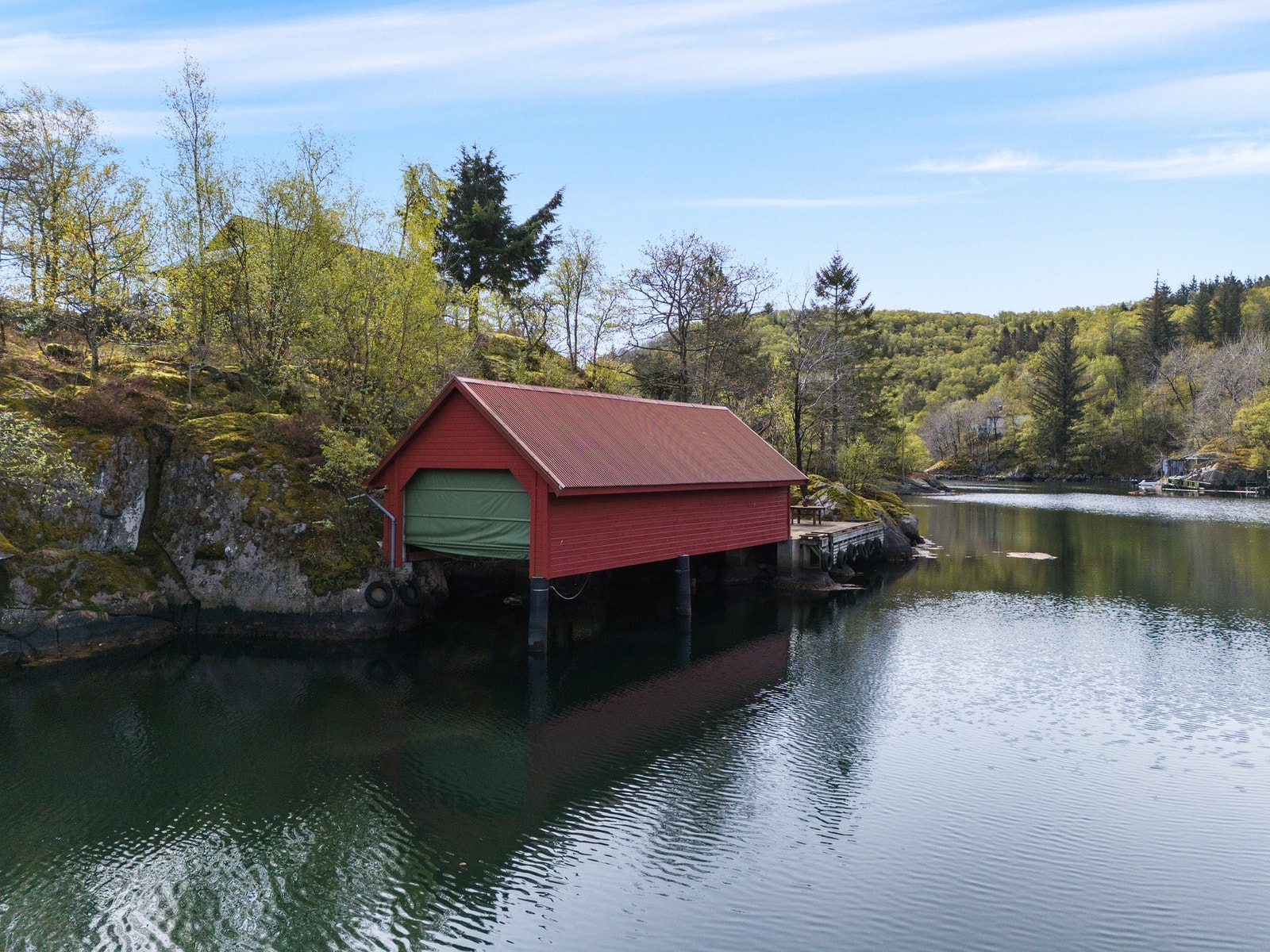 Se for deg å komme inn over fjorden med båten. Krabbeteina full av krabbe. Kan man få det bedre? Galleribilde