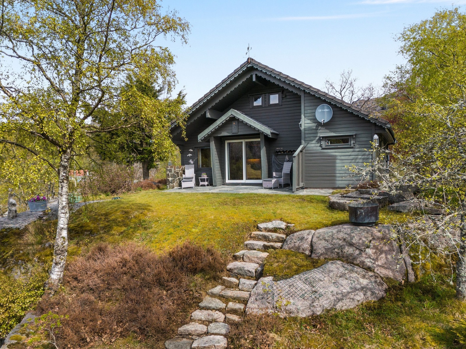 Sjarmerende naturtomt med stier og fjell Galleribilde