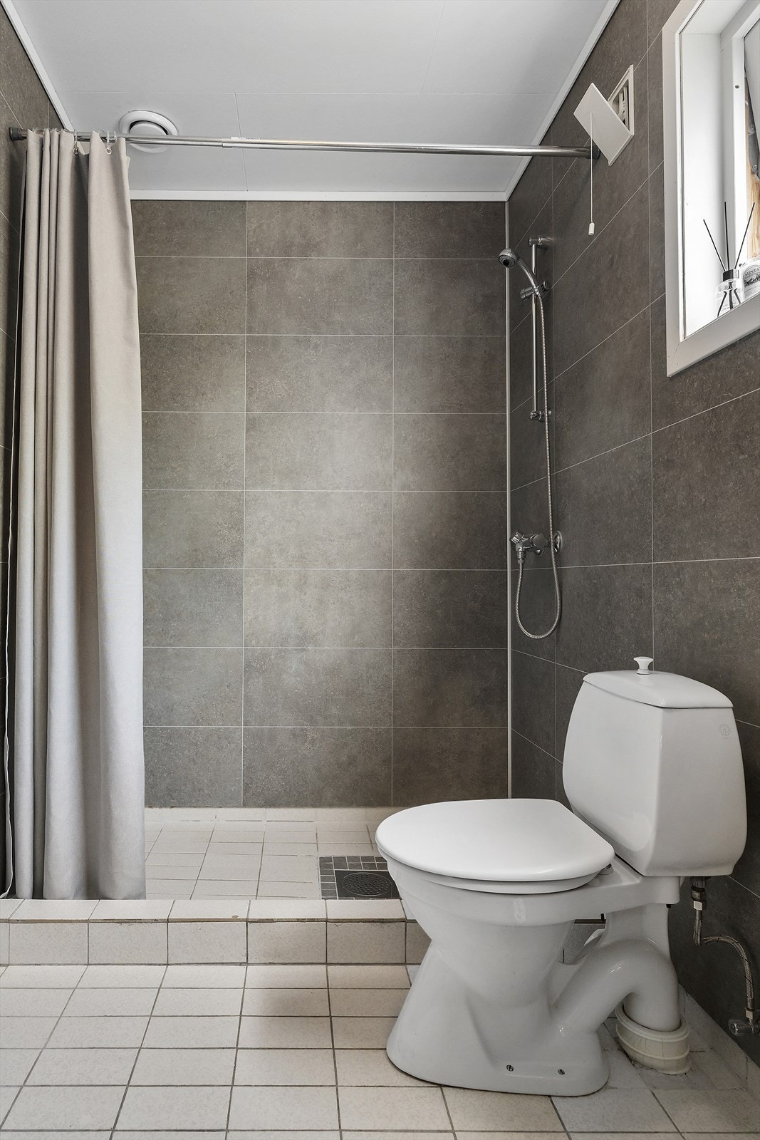 Det er dusj i badet. Galleribilde