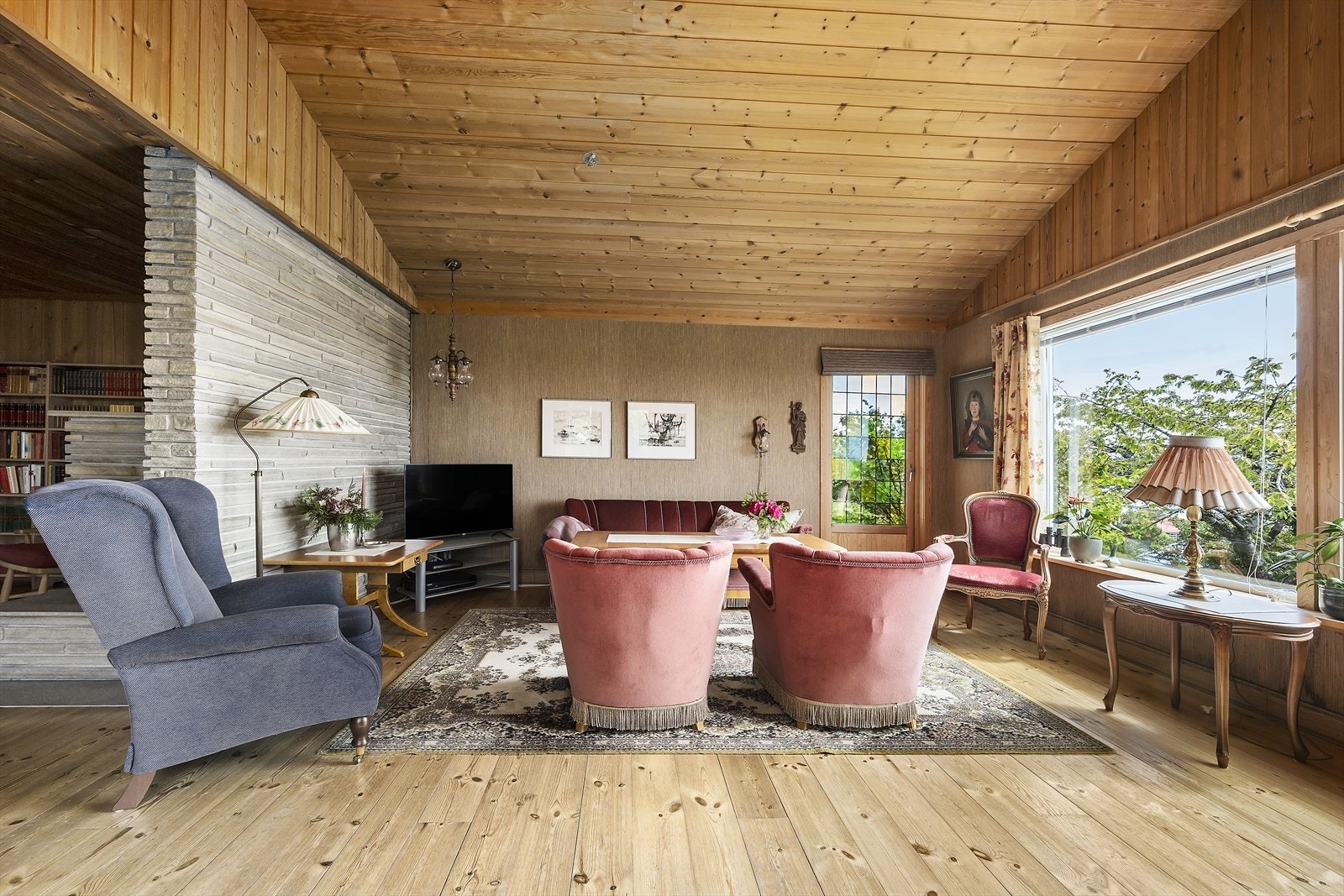Romslig stue med store vindusflater Galleribilde