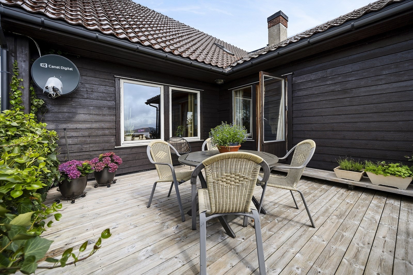 Det er terrasse på begge sider av stue Galleribilde