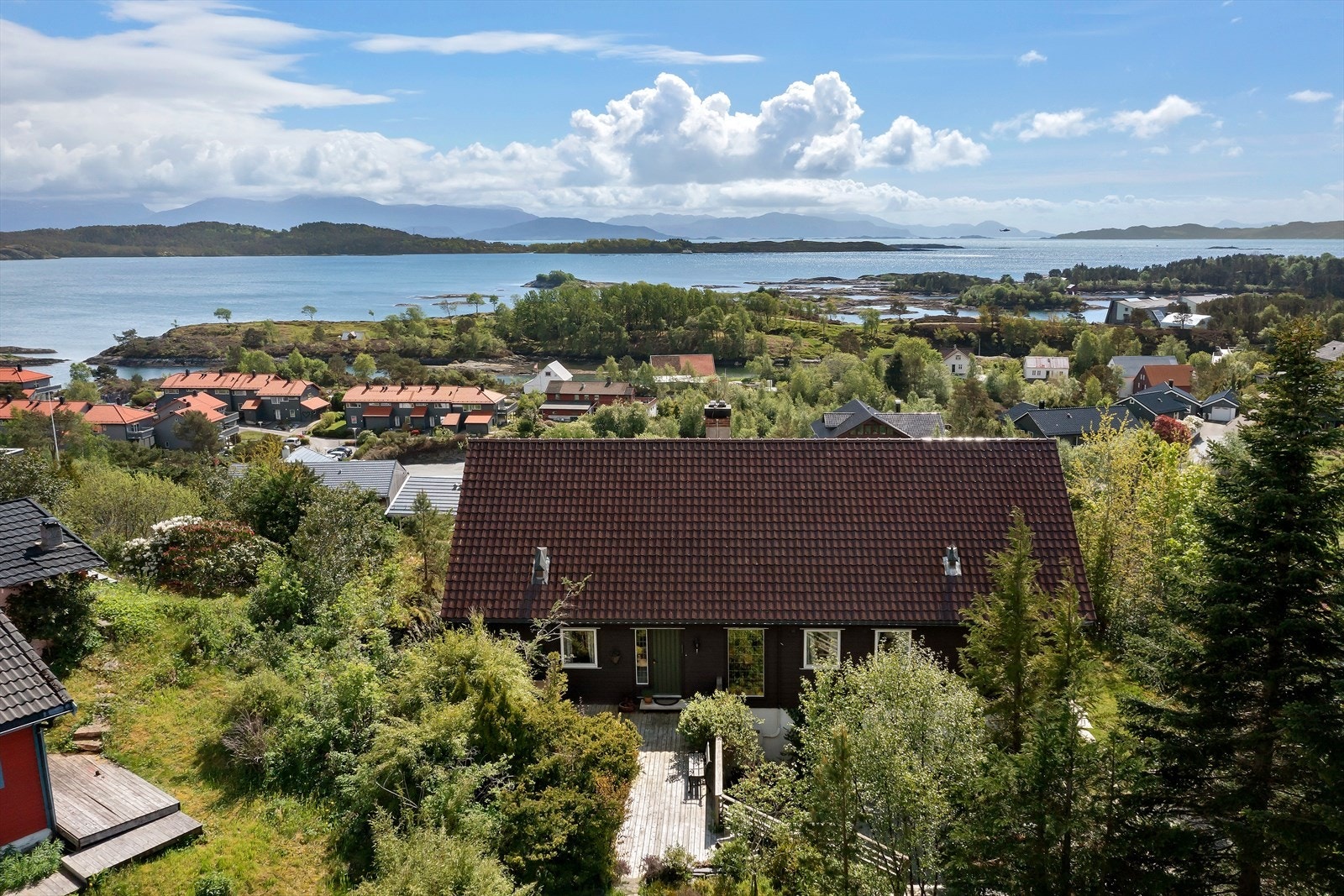 Boligen ligger på en høyde med flott utsikt. Galleribilde