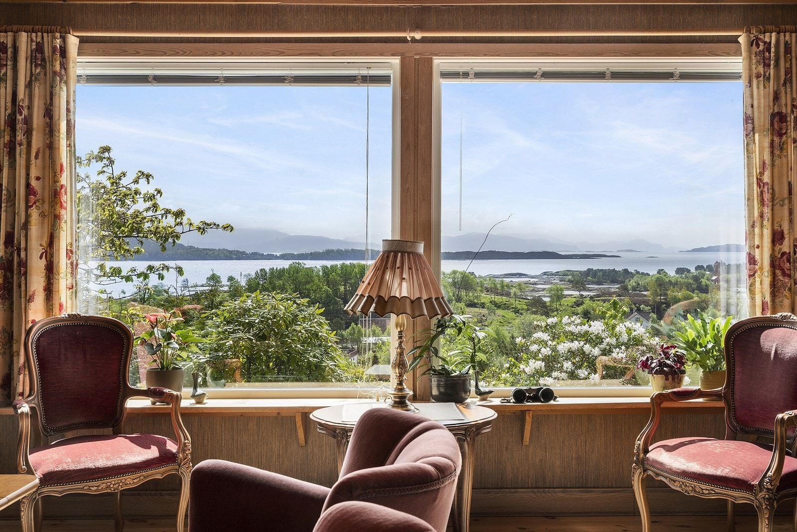 Det er flott utsikt fra stue og uteplasser. Galleribilde