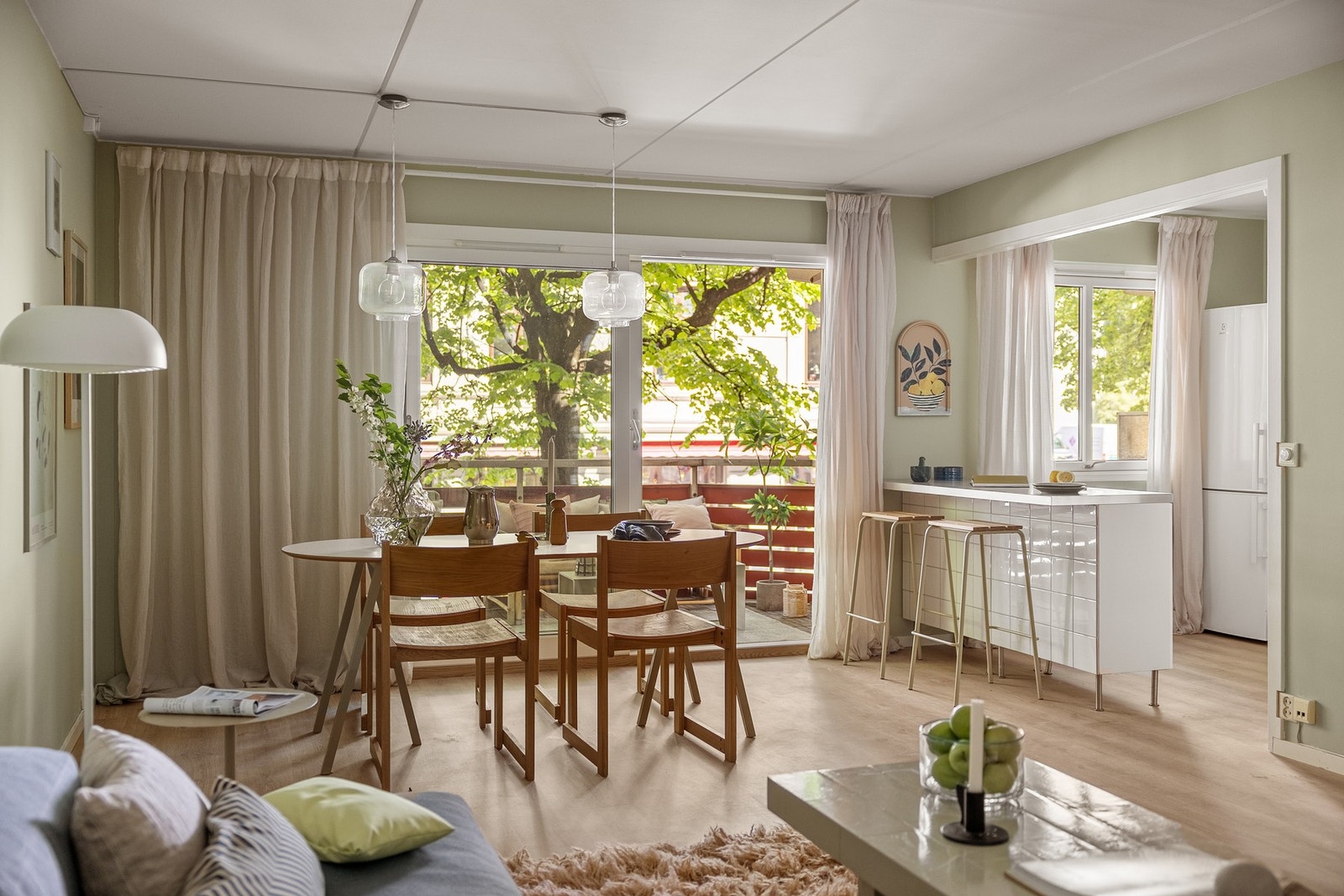 Lys og romslig stue med store vindusflater og utgang til balkong. Galleribilde