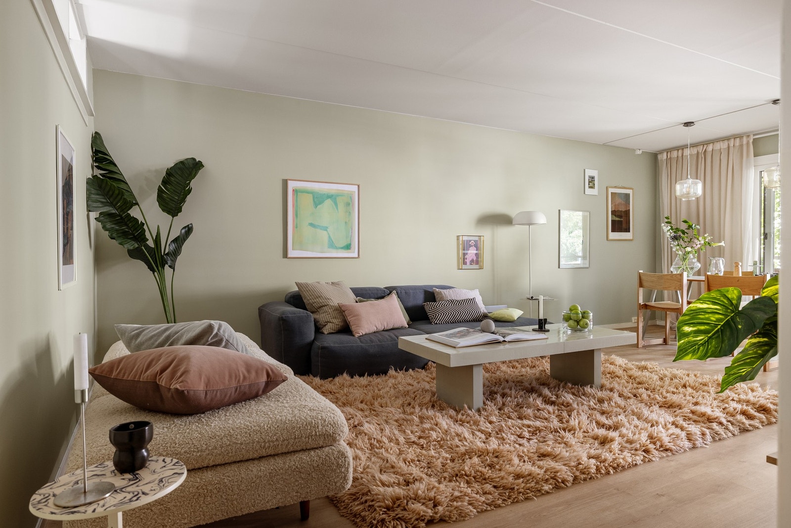 Lys og romslig stue med naturlig plass til sofagruppe og spisebord. Galleribilde