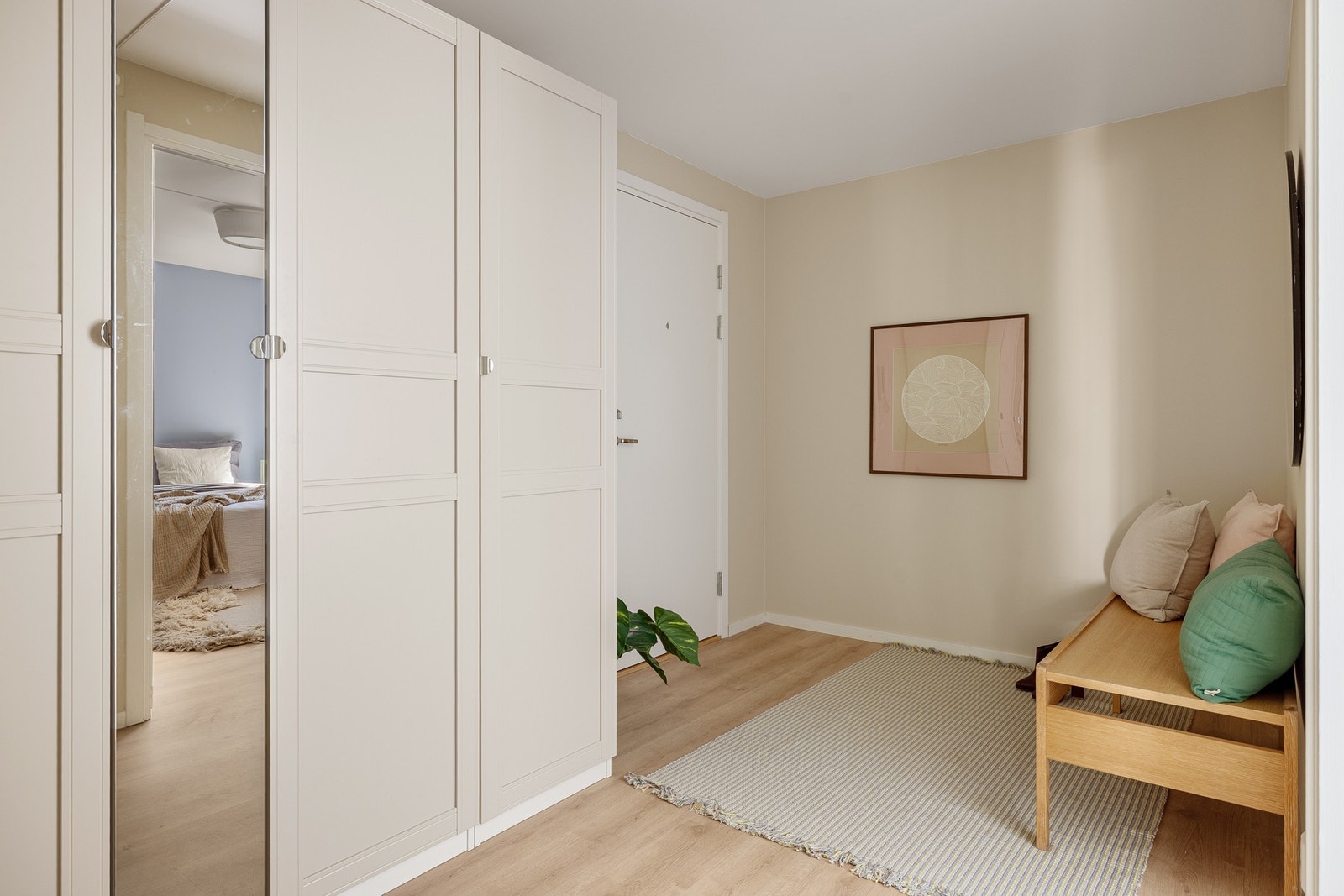 Stort og praktisk garderobeskap i entré. Galleribilde