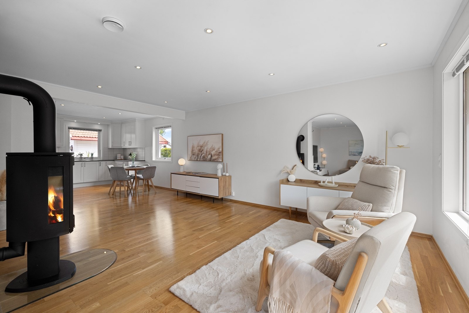 Boligen har en gjennomgående god standard og en meget arealeffektiv planløsning fordelt over to etasjer, perfekt tilpasset en barnefamilie. Galleribilde