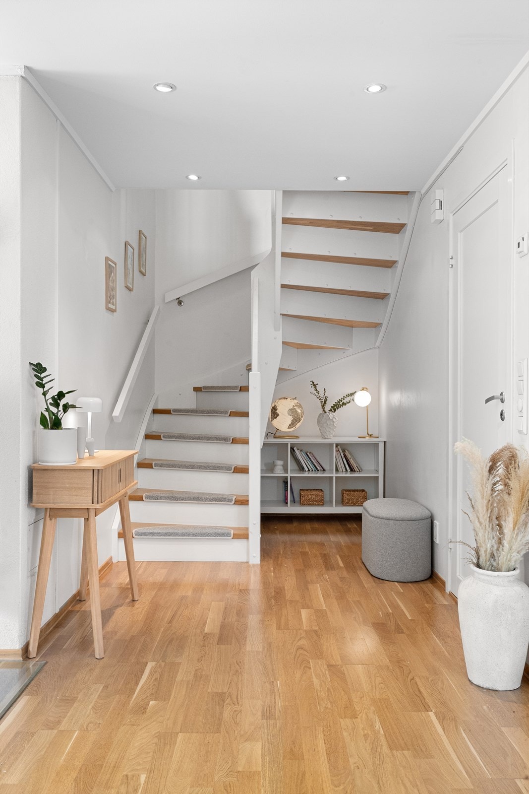 Du ønskes velkommen inn i en lys og romslig entré/hall som gir et godt førsteinntrykk av boligen. Hele førsteetasjen har behagelig gulvvarme, som bidrar til en lun og god følelse året rundt. Galleribilde