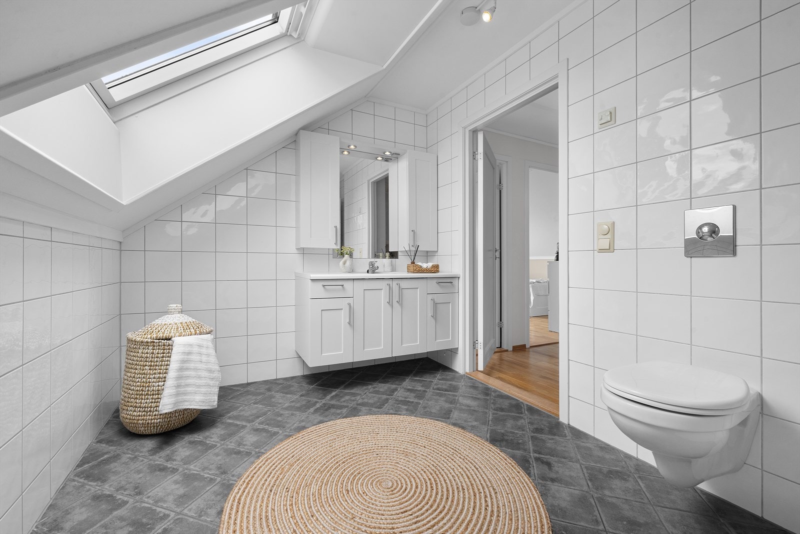 Badet i andre etasje er av god størrelse med fliser på gulv og vegger samt behagelig gulvvarme som bidrar til en god start på dagen. Galleribilde