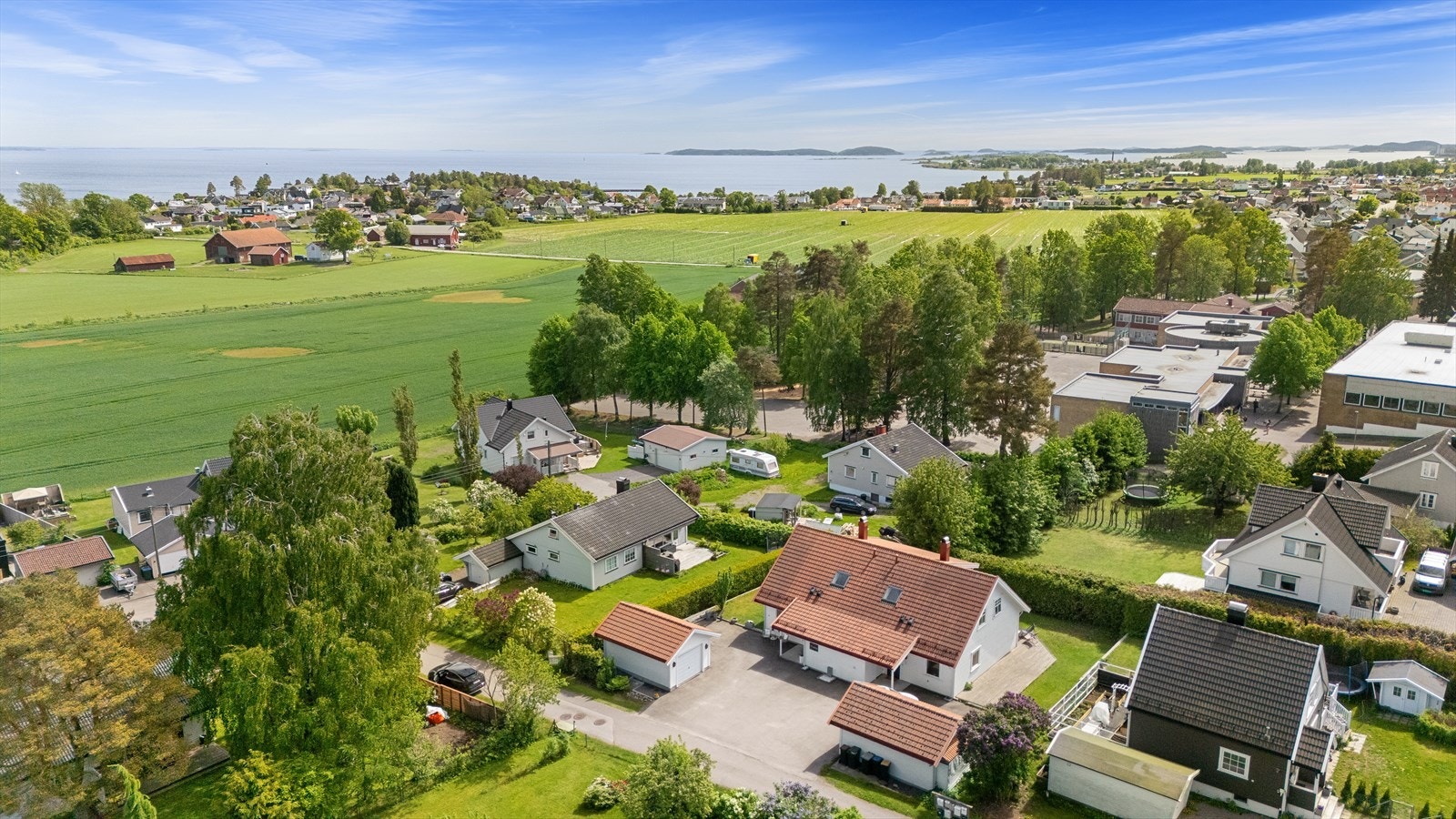Eiendommen er beliggende idyllisk, barnevennlig og attraktivt til rett ved Ringshaug barne - og ungdomsskole. I tillegg er det korte avstander til Ringshaugstranda og nydelig turmuligheter. Galleribilde