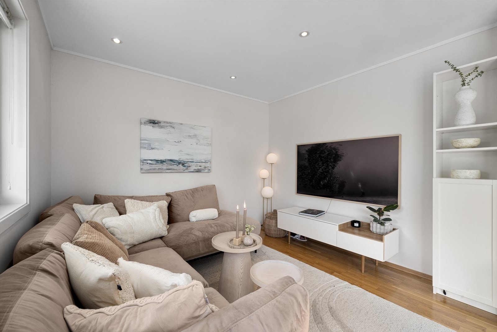 Det er god plass til stor sofaløsning med tilhørende TV-møblement. Galleribilde